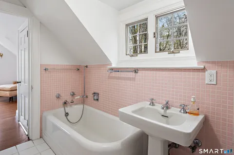 $2,395,000 | 3 Holmewood Lane, New Canaan, CT 06840