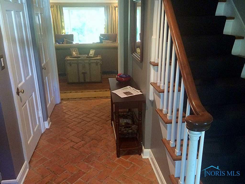 2262 Innisbrook Road Toledo, OH 43606 - Photo 2 of 16 Foyer.