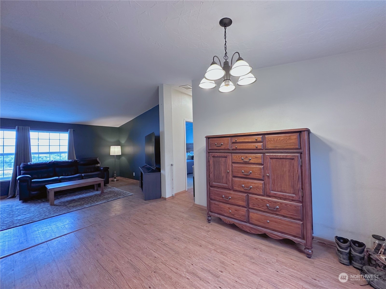 147 Riverside Cutoff Road Riverside, WA 98849 - Photo 11 of 37 a view of a livingroom with furniture and wooden floor
