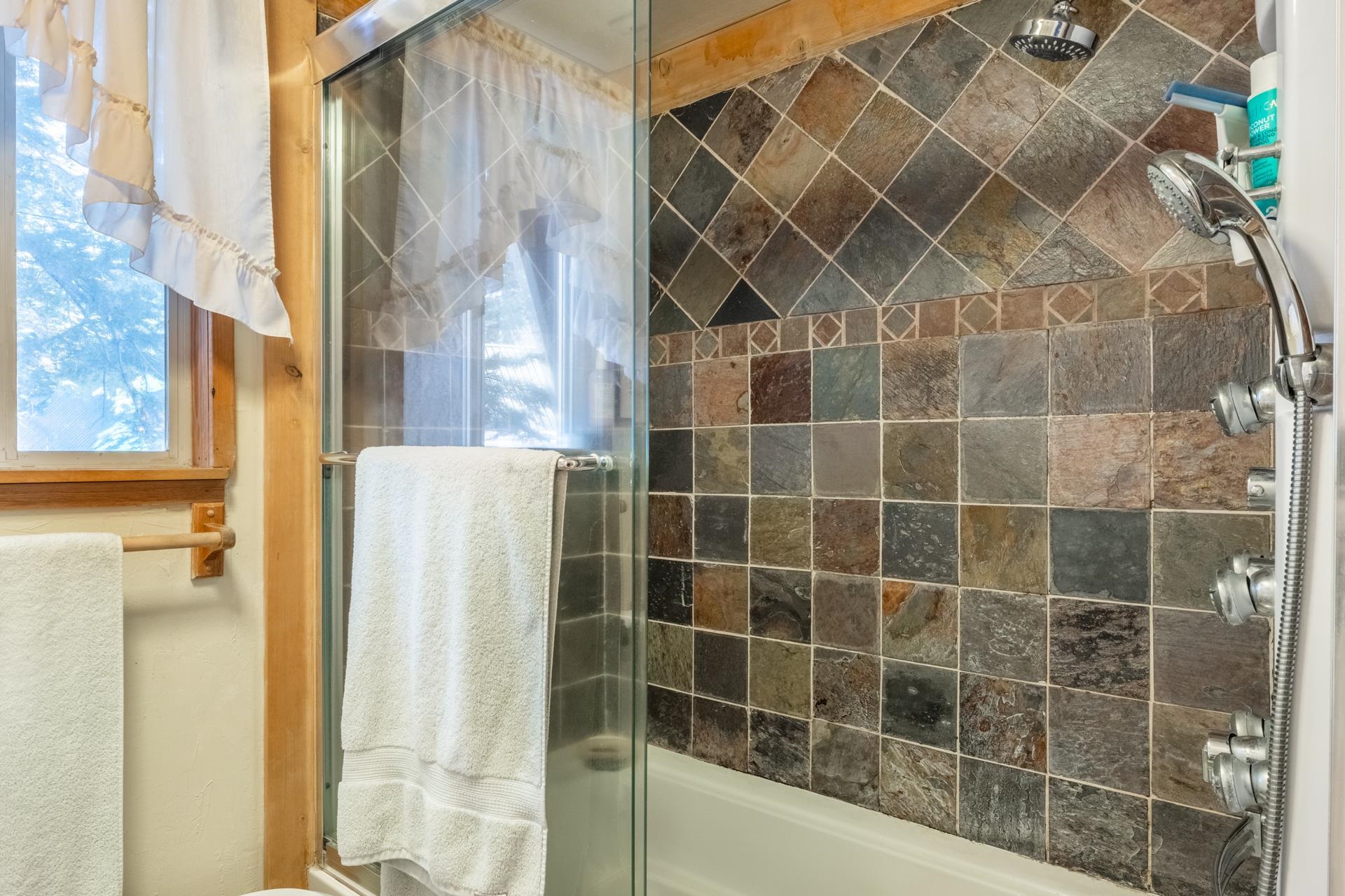 64 Mill Street Mammoth Lakes, CA 93546 - Photo 15 of 27 Full bath featuring healthy amount of natural light and tiled shower / bath combo