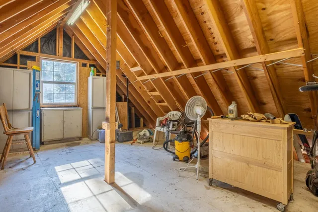 a view of a very nice looking house