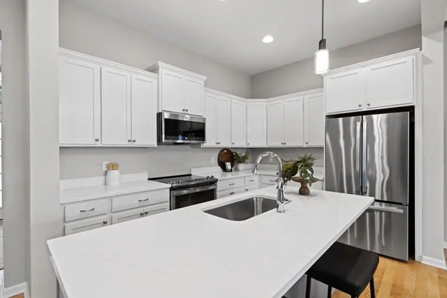 $899,900 | N106W6590 Stone Lake Circle, Unit 10, Cedarburg, WI 53012