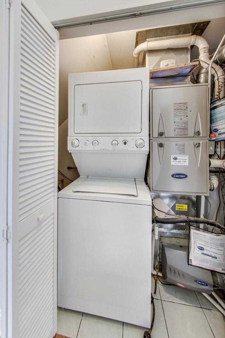 2448 West Augusta Boulevard, Unit 2 Chicago, IL 60622 - Photo 20 of 23 a utility room with dryer and washer