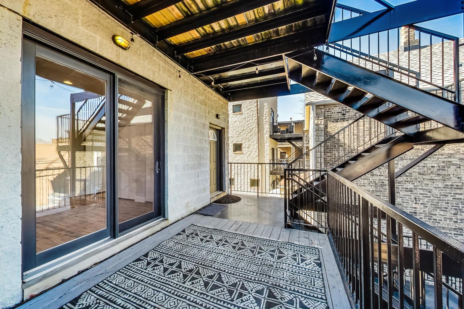 2448 West Augusta Boulevard, Unit 2 Chicago, IL 60622 - Photo 22 of 23 a view of an entryway