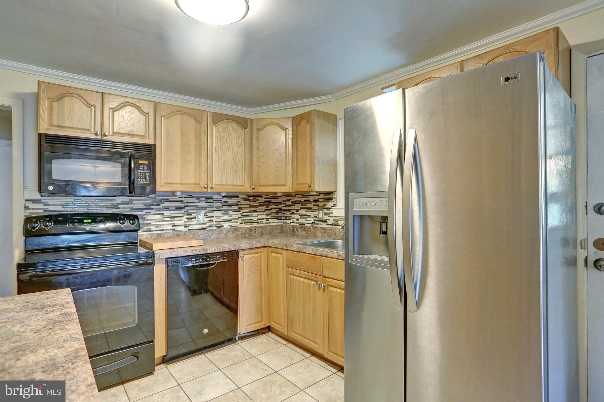 411 Colonial Road Harrisburg, PA 17109 - Photo 4 of 25 Gallery Image 4