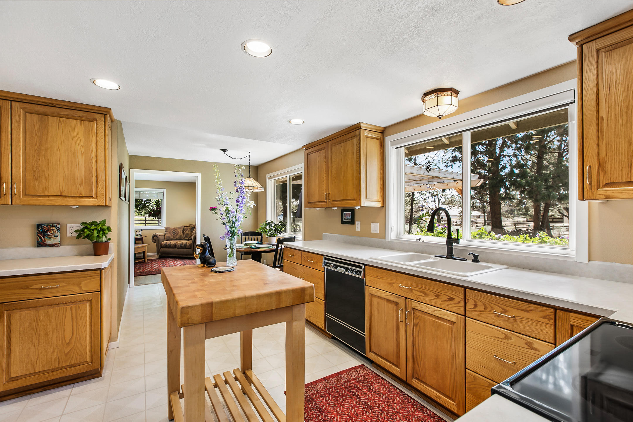 21585 Dale Road Bend, OR 97701 - Photo 5 of 28 Kitchen