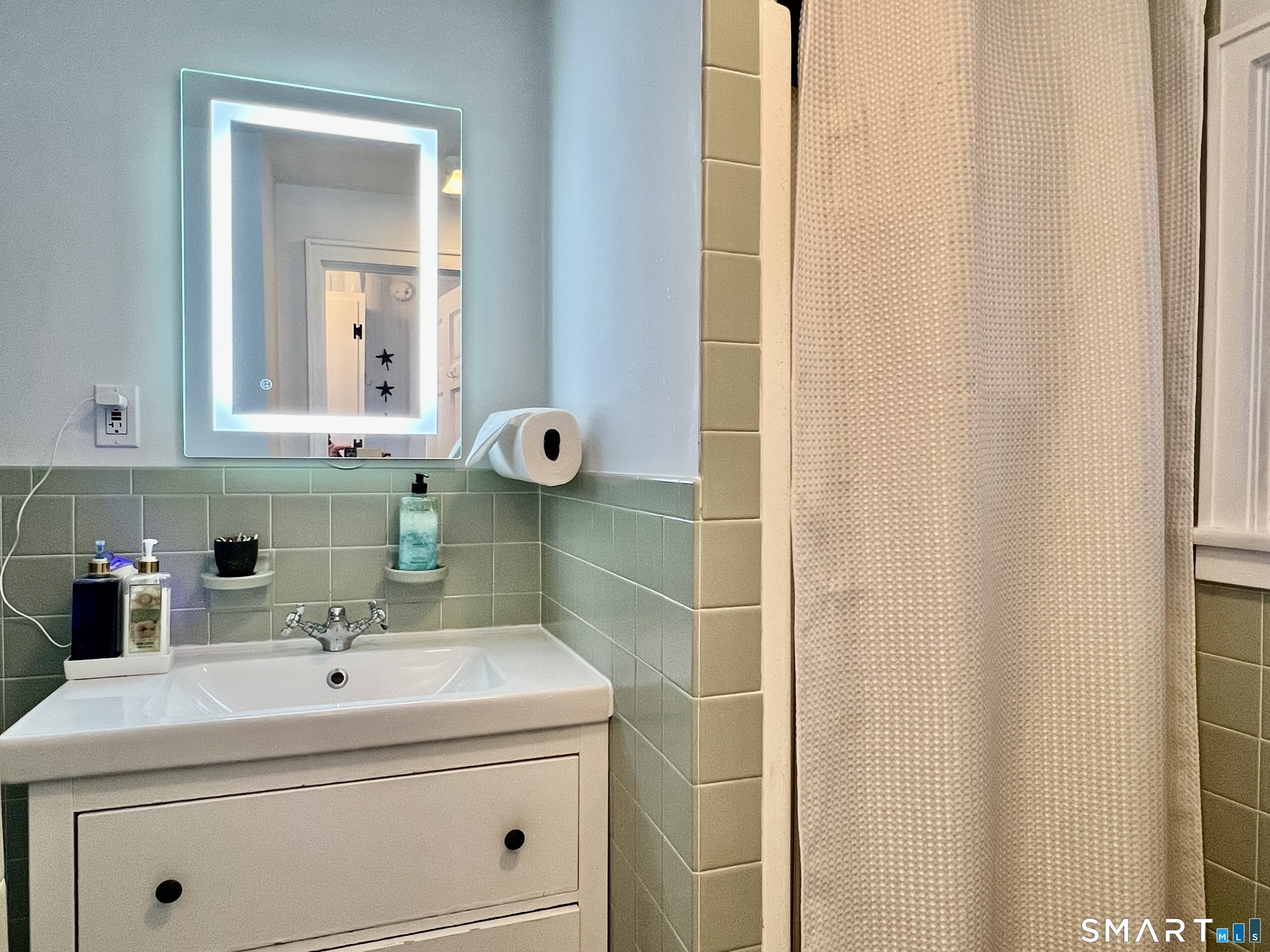 624 Vineyard Point Road Guilford, CT 06437 - Photo 12 of 40 a bathroom with a sink and a mirror