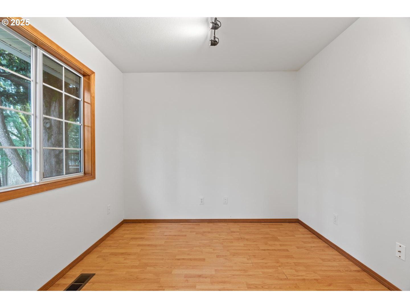 16718 Southwest Hargis Road Beaverton, OR 97007 - Photo 20 of 47 Den/Office