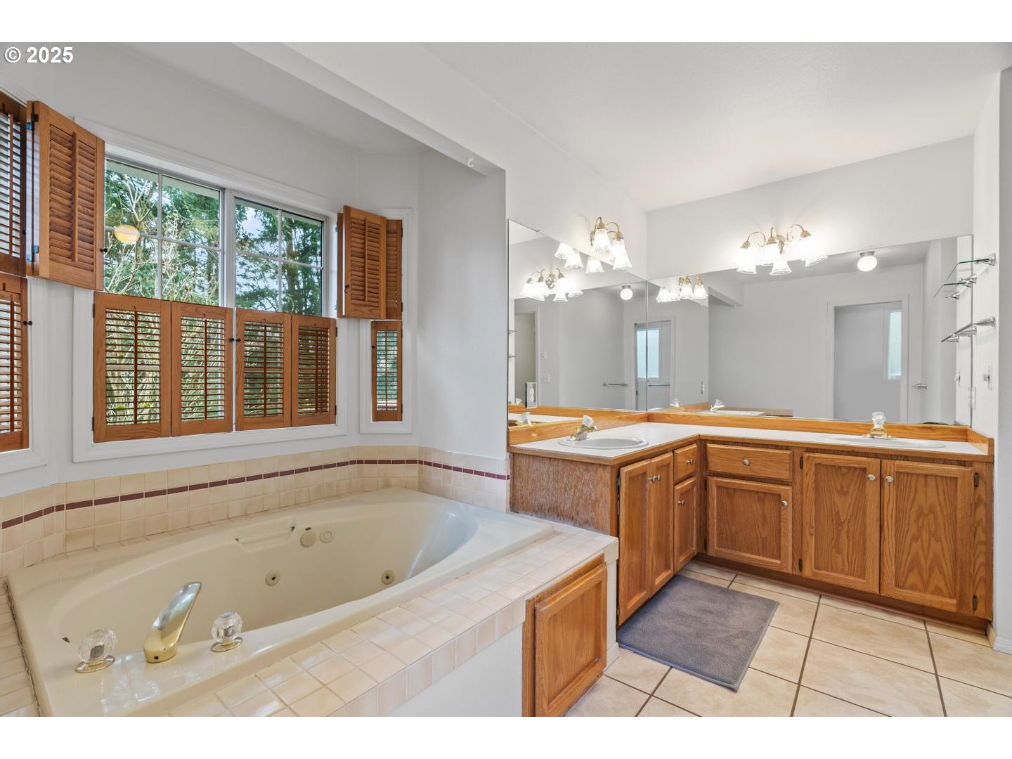 16718 Southwest Hargis Road Beaverton, OR 97007 - Photo 26 of 47 Owner's Suite Bathroom