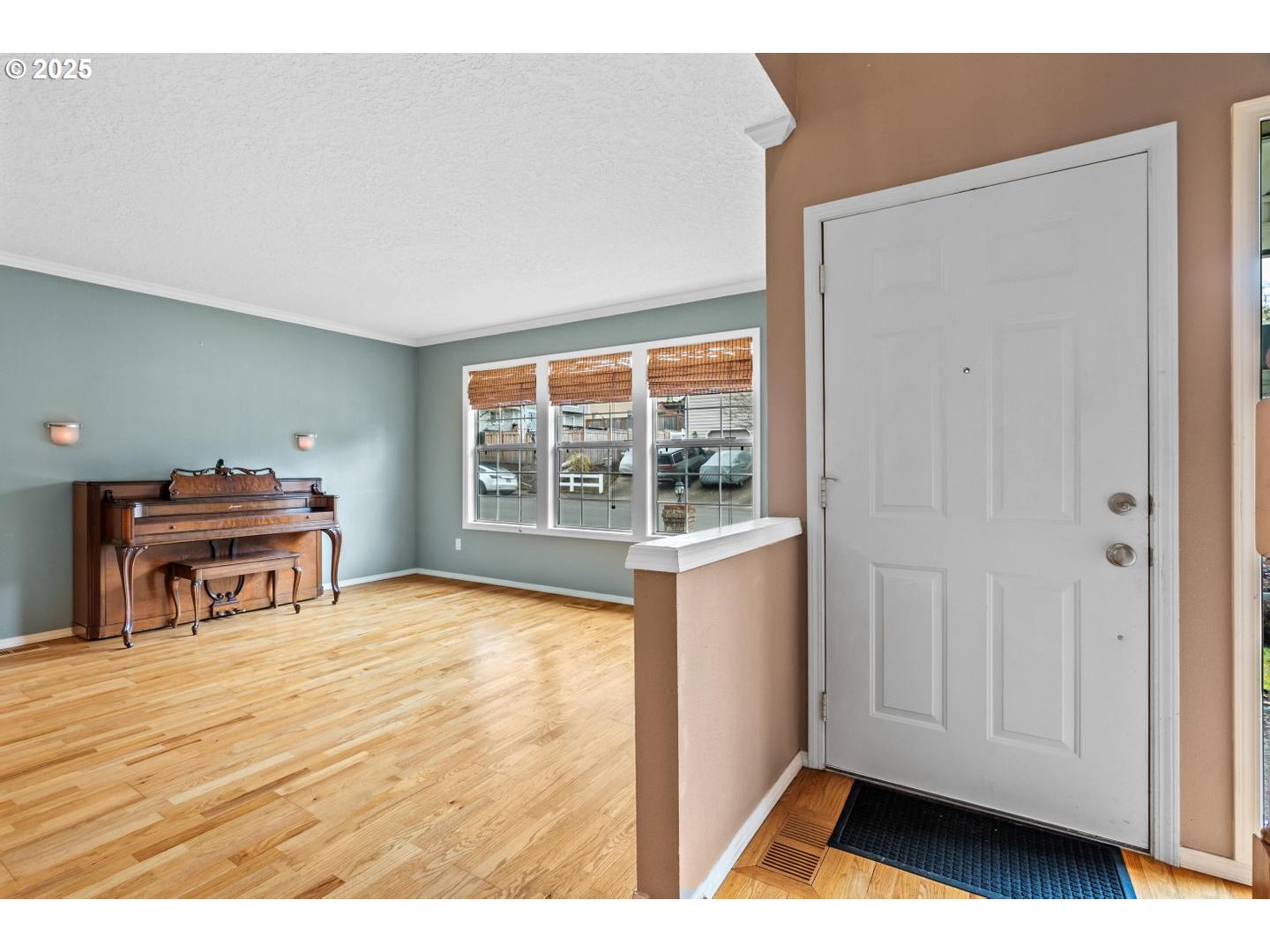 16718 Southwest Hargis Road Beaverton, OR 97007 - Photo 4 of 47 Entrance/Foyer