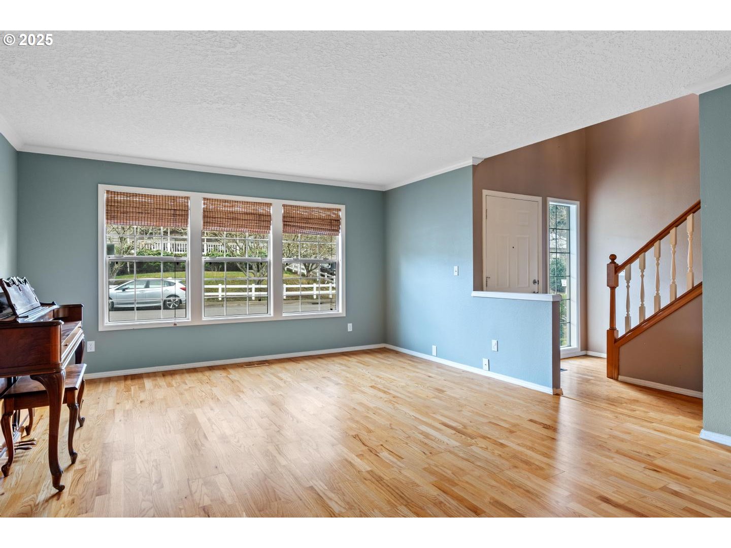 16718 Southwest Hargis Road Beaverton, OR 97007 - Photo 5 of 47 Living Room/Entrance
