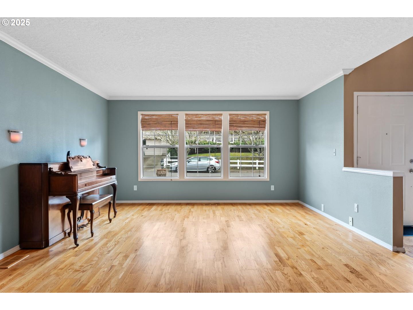 16718 Southwest Hargis Road Beaverton, OR 97007 - Photo 6 of 47 Living Room