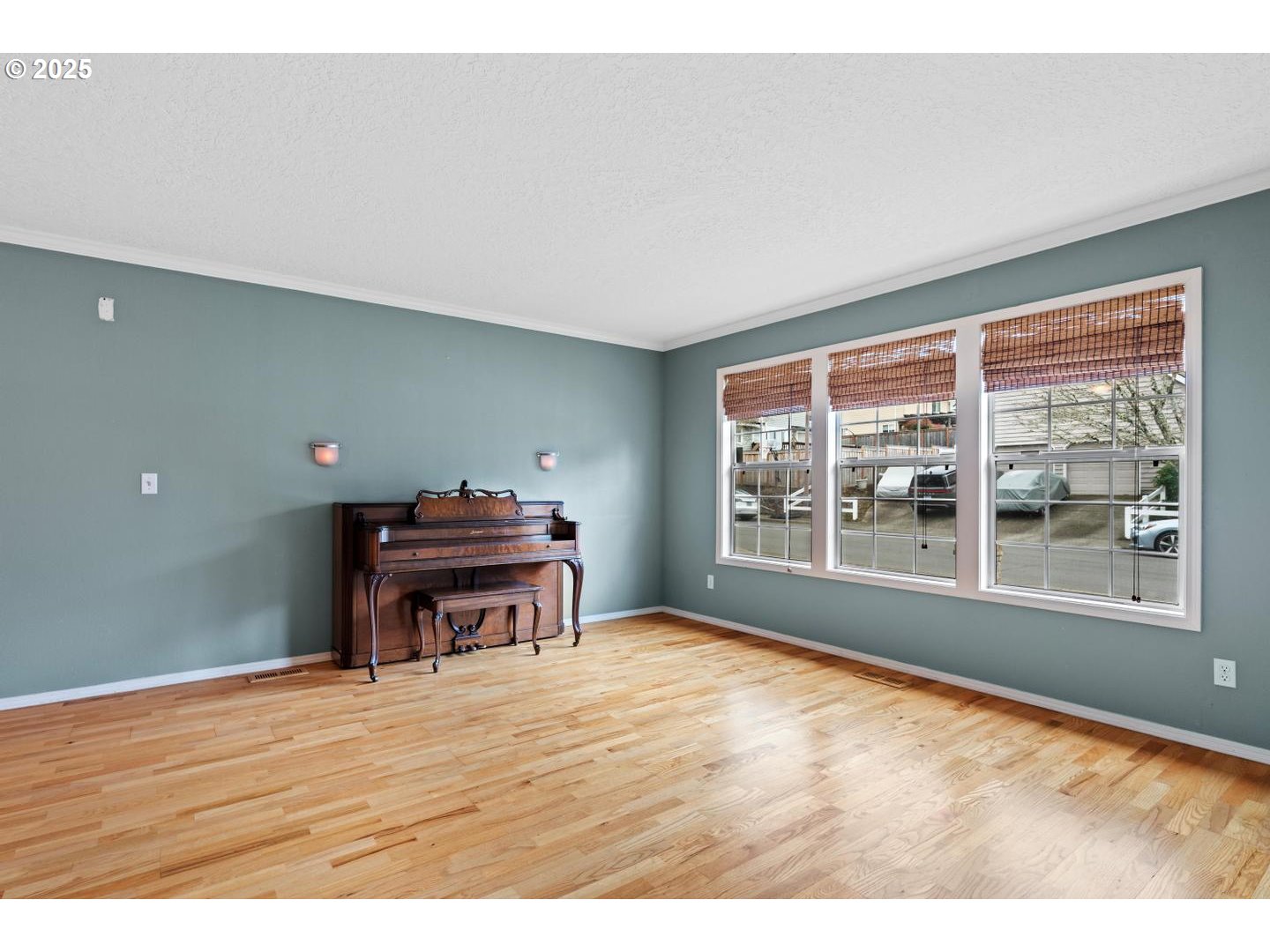 16718 Southwest Hargis Road Beaverton, OR 97007 - Photo 7 of 47 Living Room