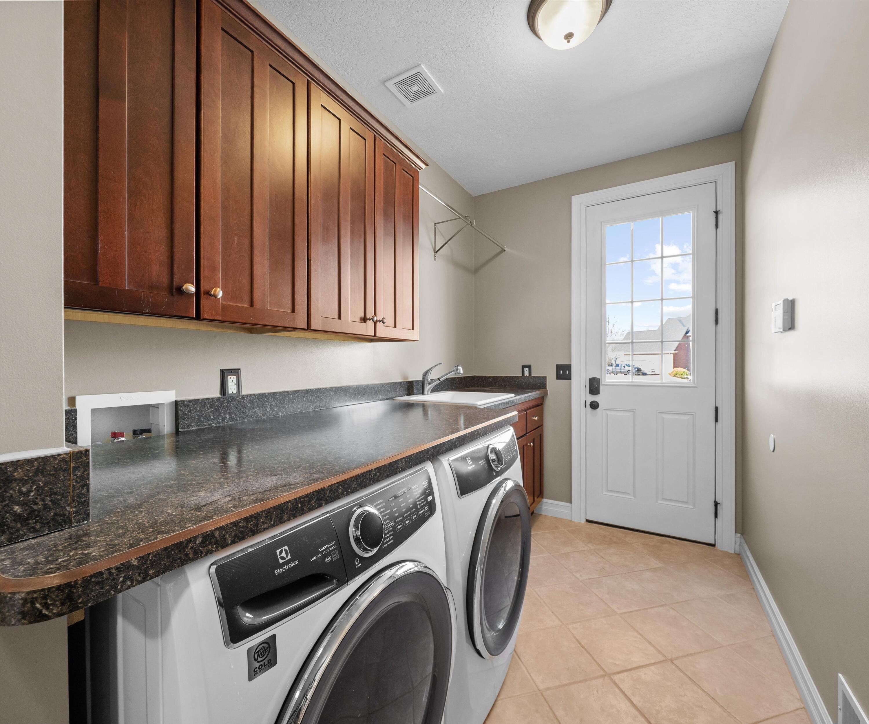 8178 Hunters Ridge Drive Newport, MI 48166 - Photo 26 of 51 Main-Level Laundry