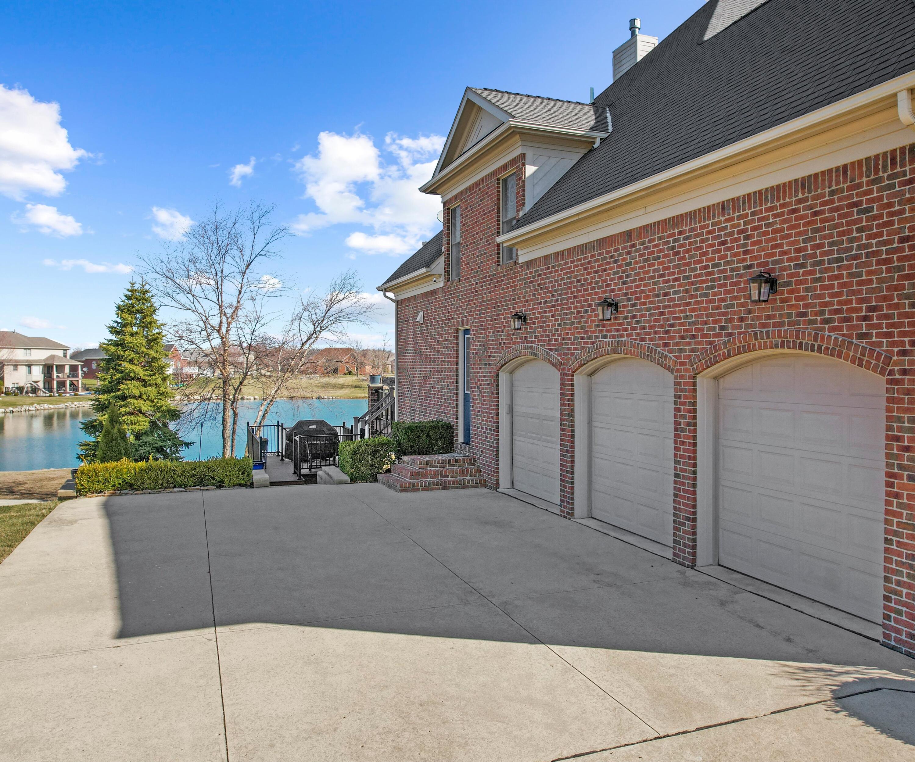 8178 Hunters Ridge Drive Newport, MI 48166 - Photo 3 of 51 3 car garage
