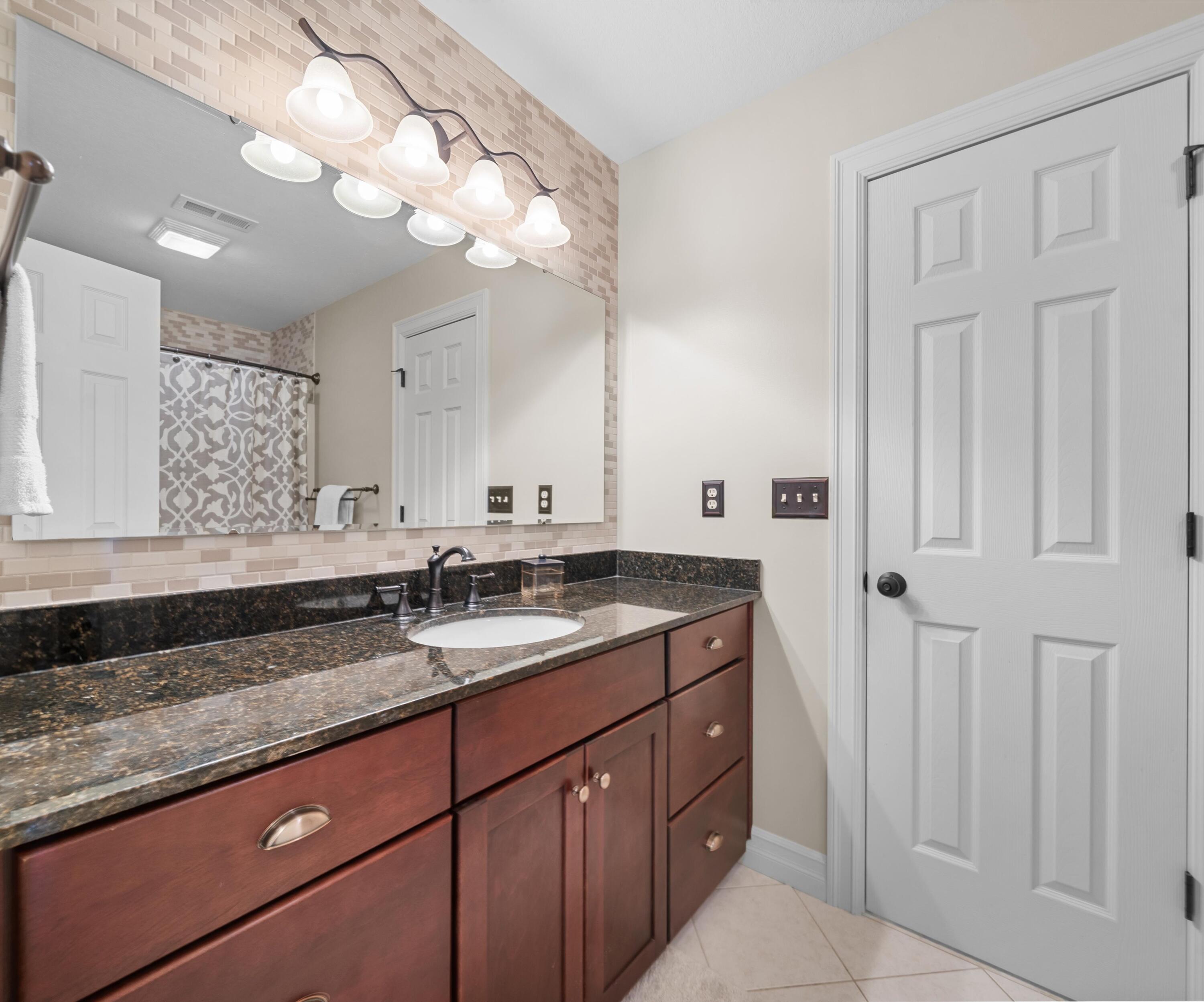 8178 Hunters Ridge Drive Newport, MI 48166 - Photo 34 of 51 Jack & Jill Bathroom