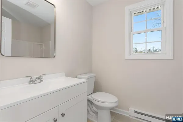 $2,200 | 127 Main Street, Unit 2B, Bloomingdale, NJ 07403