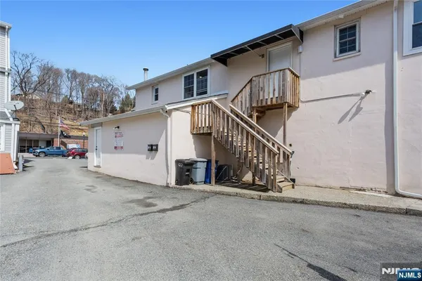 $2,200 | 127 Main Street, Unit 2B, Bloomingdale, NJ 07403