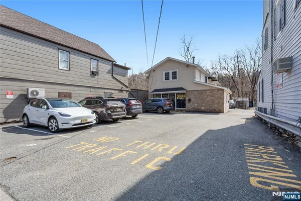 $2,200 | 127 Main Street, Unit 2B, Bloomingdale, NJ 07403