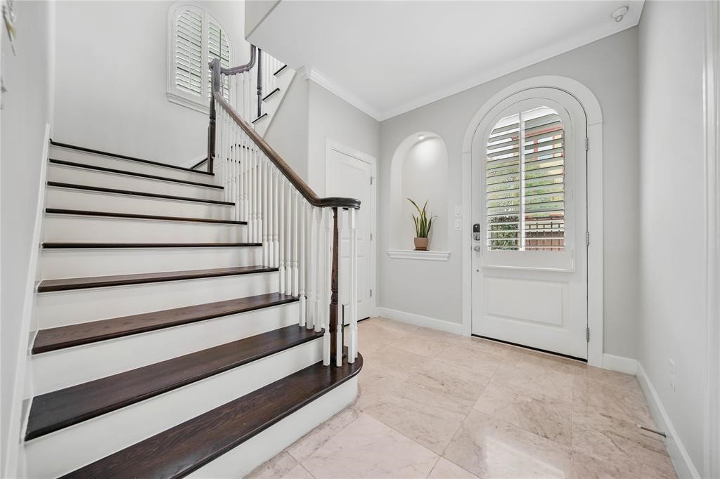602 Knox Street Houston, TX 77007 - Photo 4 of 26 Interior Front Entry