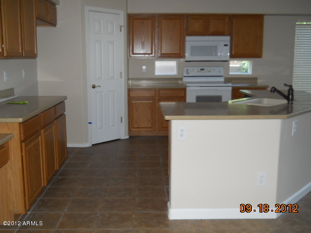 653 South Cardinal Street Gilbert, AZ 85296 - Photo 2 of 18 Kitchen