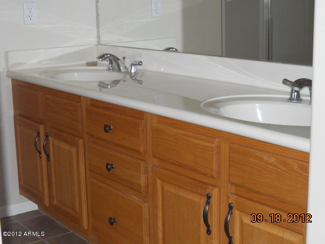 653 South Cardinal Street Gilbert, AZ 85296 - Photo 10 of 18 Master Sinks
