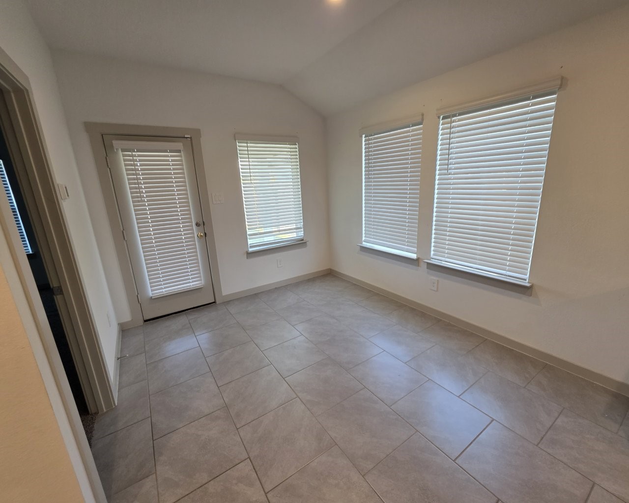 4918 Natchez Trace Arcola, TX 77545 - Photo 6 of 19 Dining area