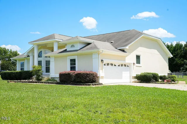 a view of a house with backyard