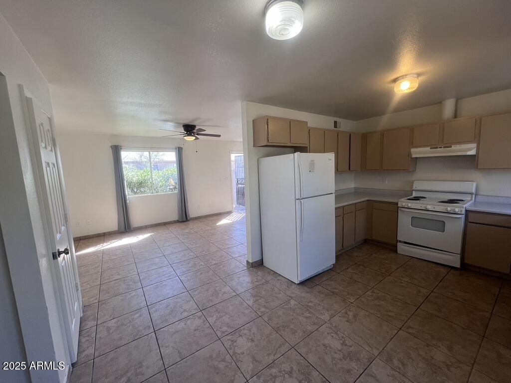 2549 East Chipman Road, Unit 2 Phoenix, AZ 85040 - Photo 12 of 37 B7AD8408-33C3-45A1-96DF-AB912FC29827_1_1