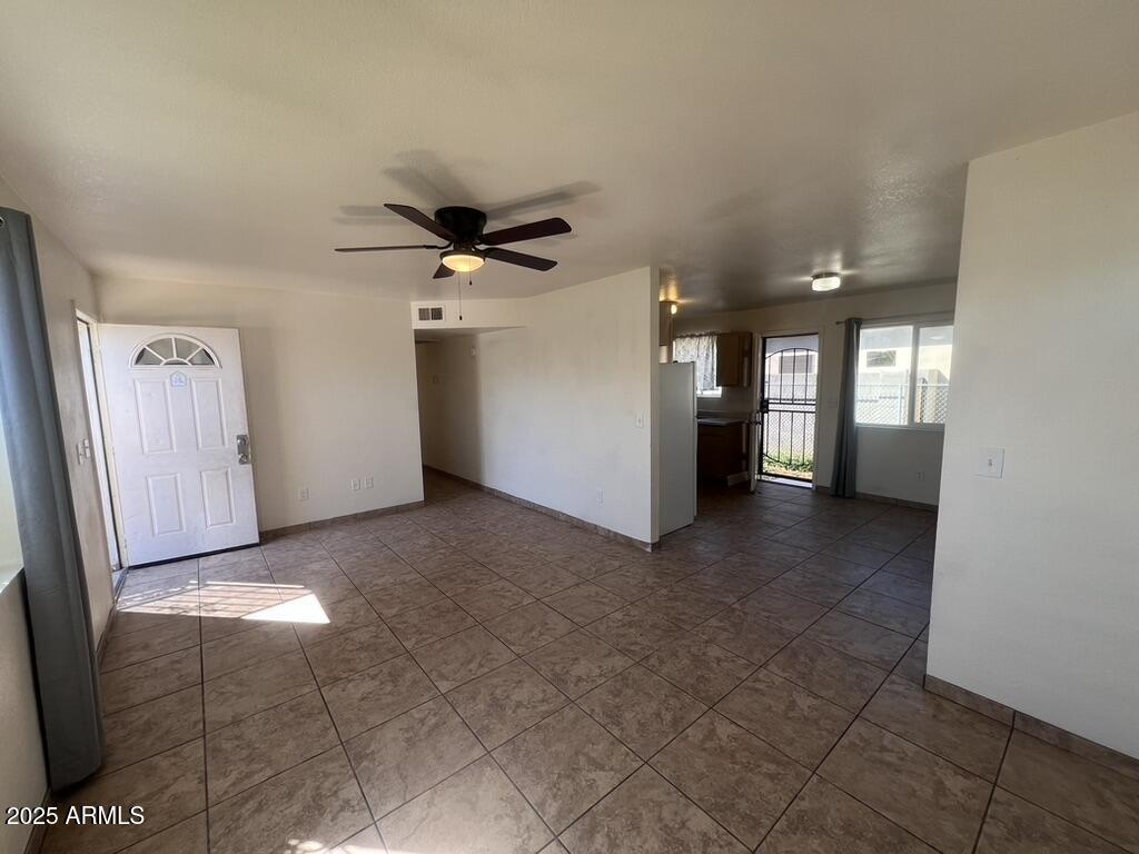 2549 East Chipman Road, Unit 2 Phoenix, AZ 85040 - Photo 5 of 37 5E30E270-0E2D-428B-812B-D9D9FAB4515A_1_1
