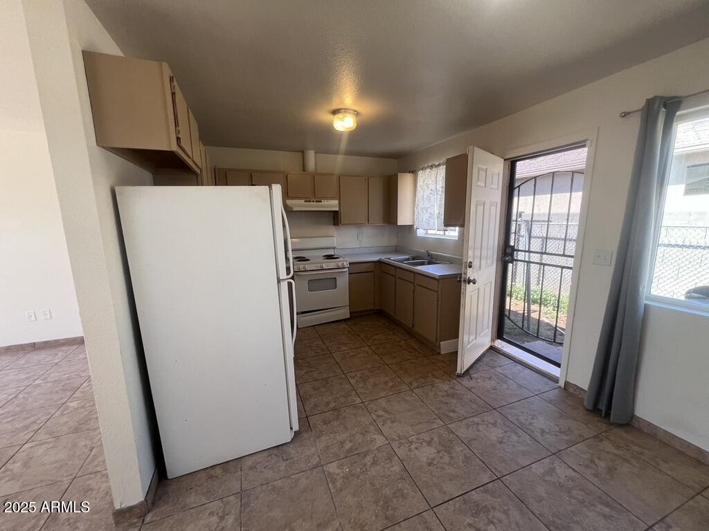 2549 East Chipman Road, Unit 2 Phoenix, AZ 85040 - Photo 7 of 37 FA7319D4-4A87-4C3E-8EDF-DC8A4D6A36FE_1_1