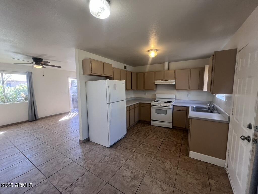 2549 East Chipman Road, Unit 2 Phoenix, AZ 85040 - Photo 8 of 37 B6B774E8-50D2-46EB-97AA-9C5A246D1FA1_1_1