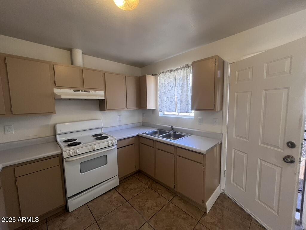 2549 East Chipman Road, Unit 2 Phoenix, AZ 85040 - Photo 10 of 37 0EE71170-BF5D-4425-B8D9-6B9EC8D64EAD_1_1