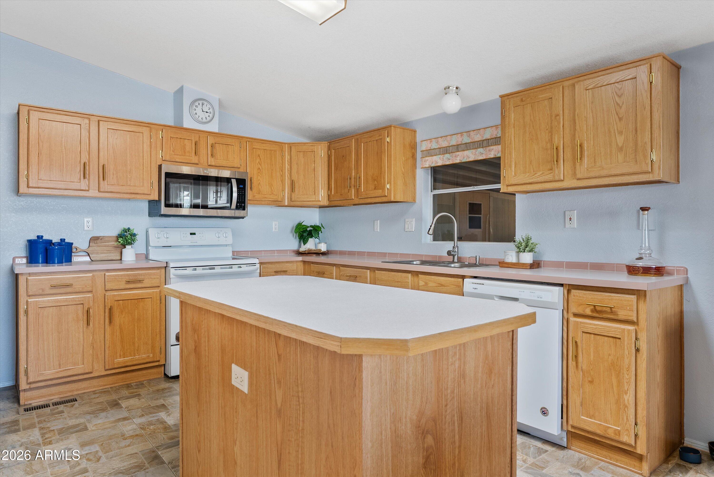 3700 South Tomahawk Road, Unit 91 Apache Junction, AZ 85119 - Photo 4 of 29 Kitchen