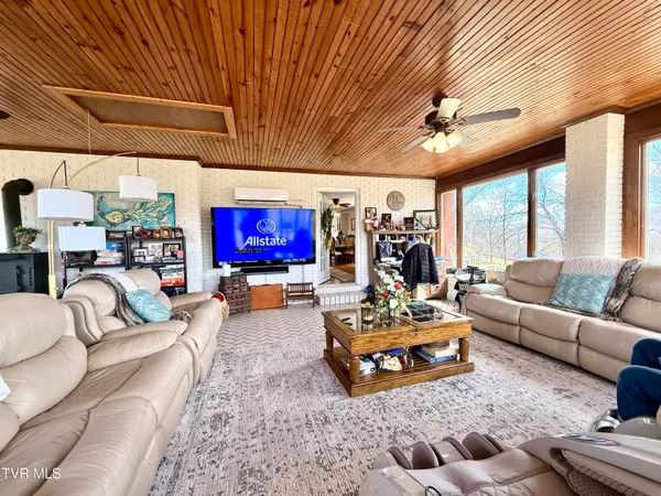 $695,000 | 11516 Frederick Road, Coeburn, VA 24230