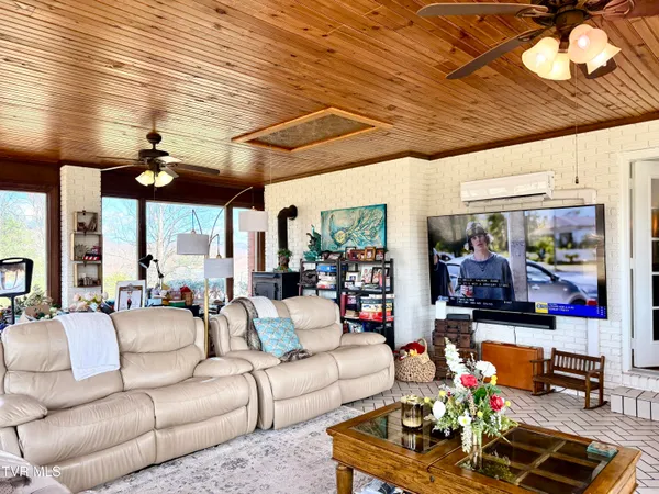 $695,000 | 11516 Frederick Road, Coeburn, VA 24230