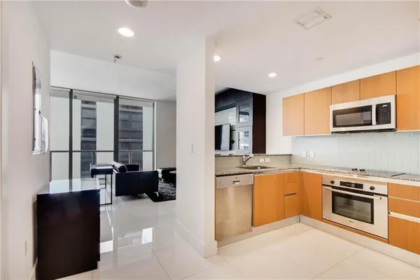 $2,600 | 1050 Brickell Avenue, Unit 3222, Miami, FL 33131