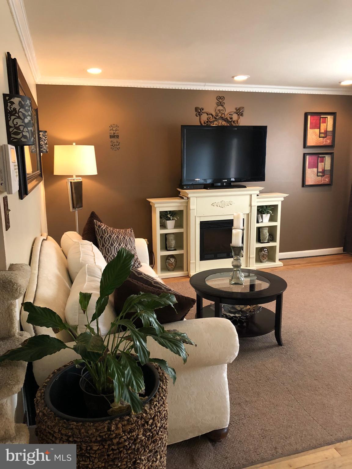 5521 Whitwood Road Baltimore, MD 21206 - Photo 5 of 30 Living Room