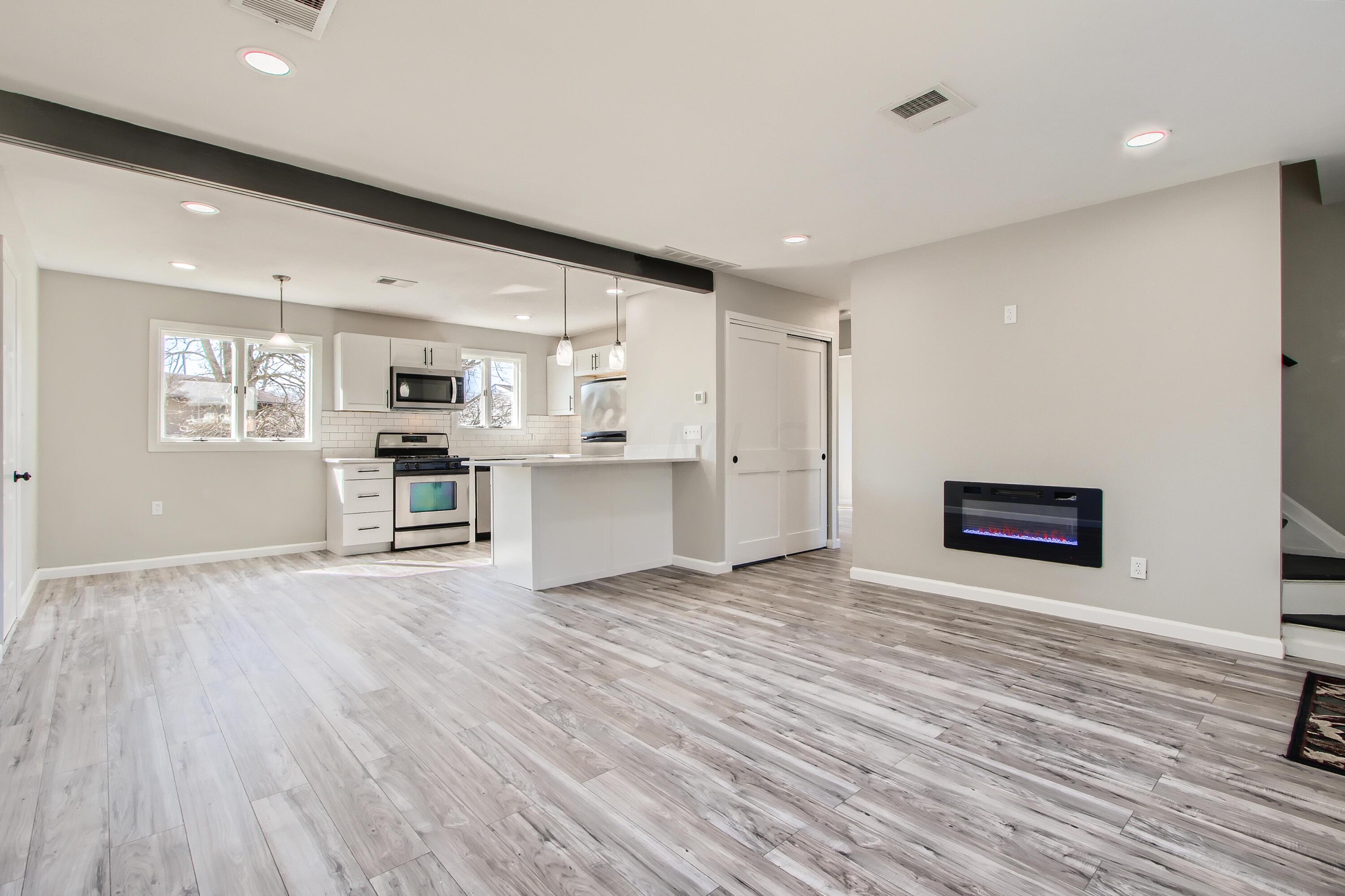 5209 Drivemere Road Hilliard, OH 43026 - Photo 6 of 28 07 Living Room