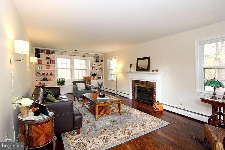 725 Springloch Road Silver Spring, MD 20904 - Photo 4 of 26 Living Room