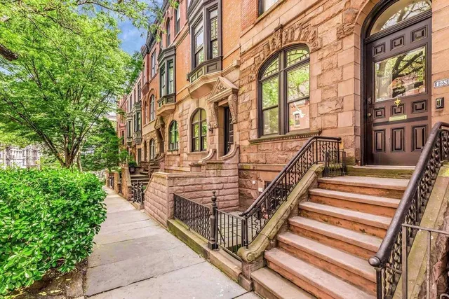 a view of a pathway of a house