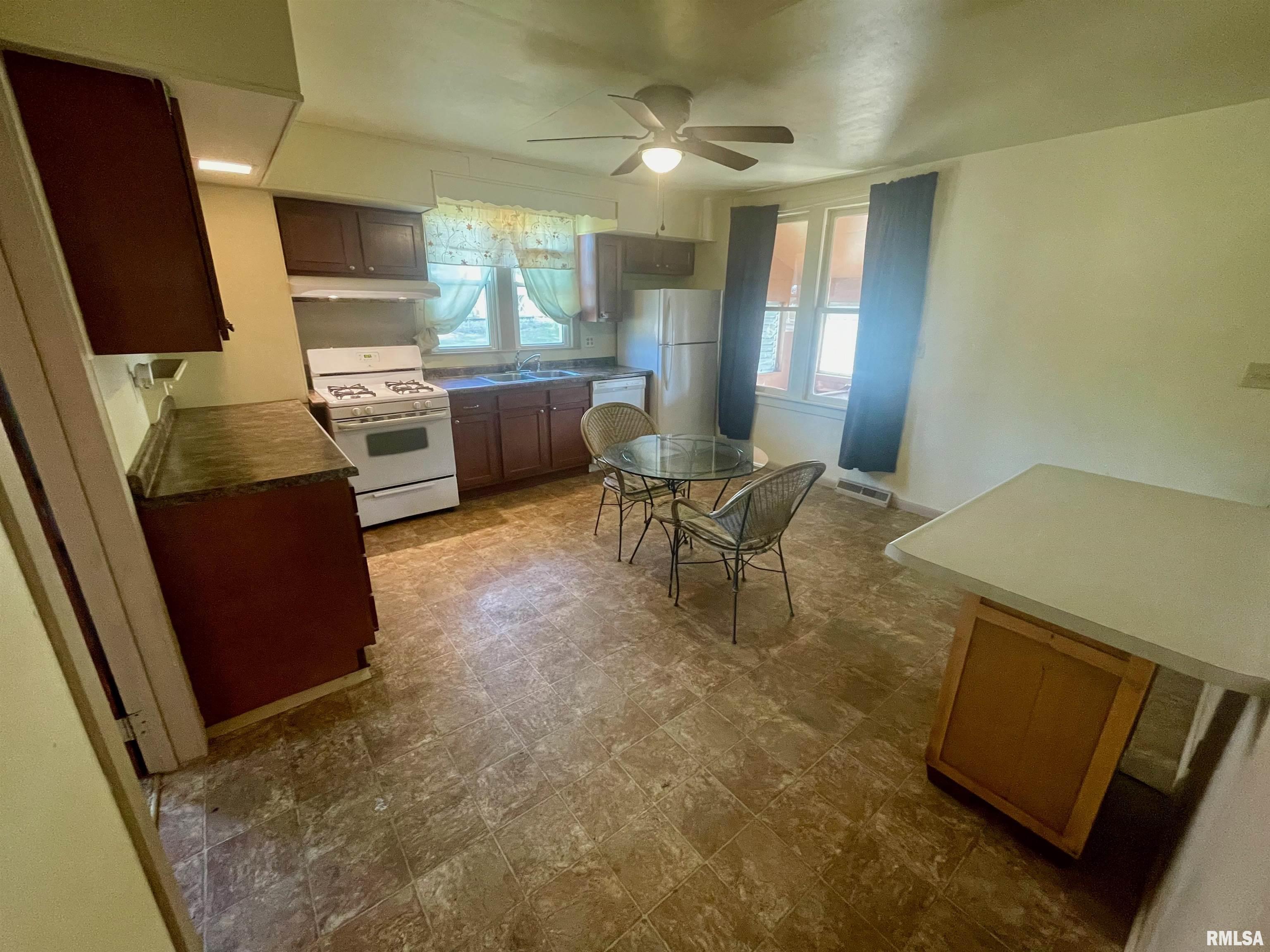 1022 Sheldon Street Elkhart, IL 62634 - Photo 2 of 20