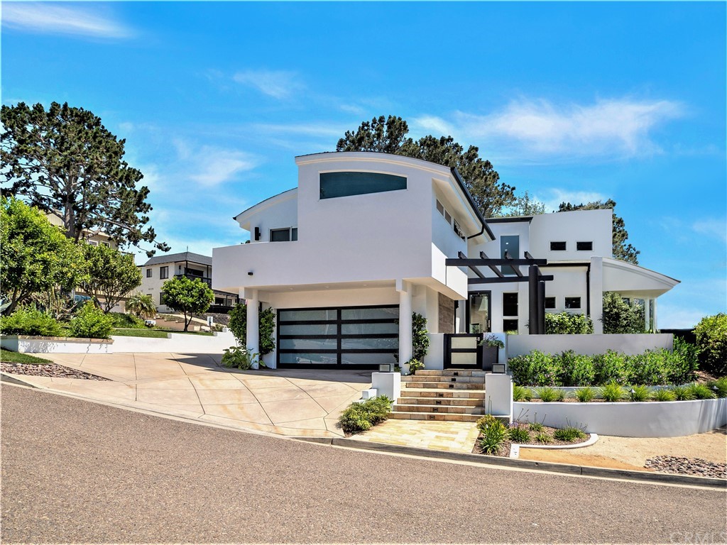 This is a rendering of the front of the estate without trees and with trimmed shrubs.