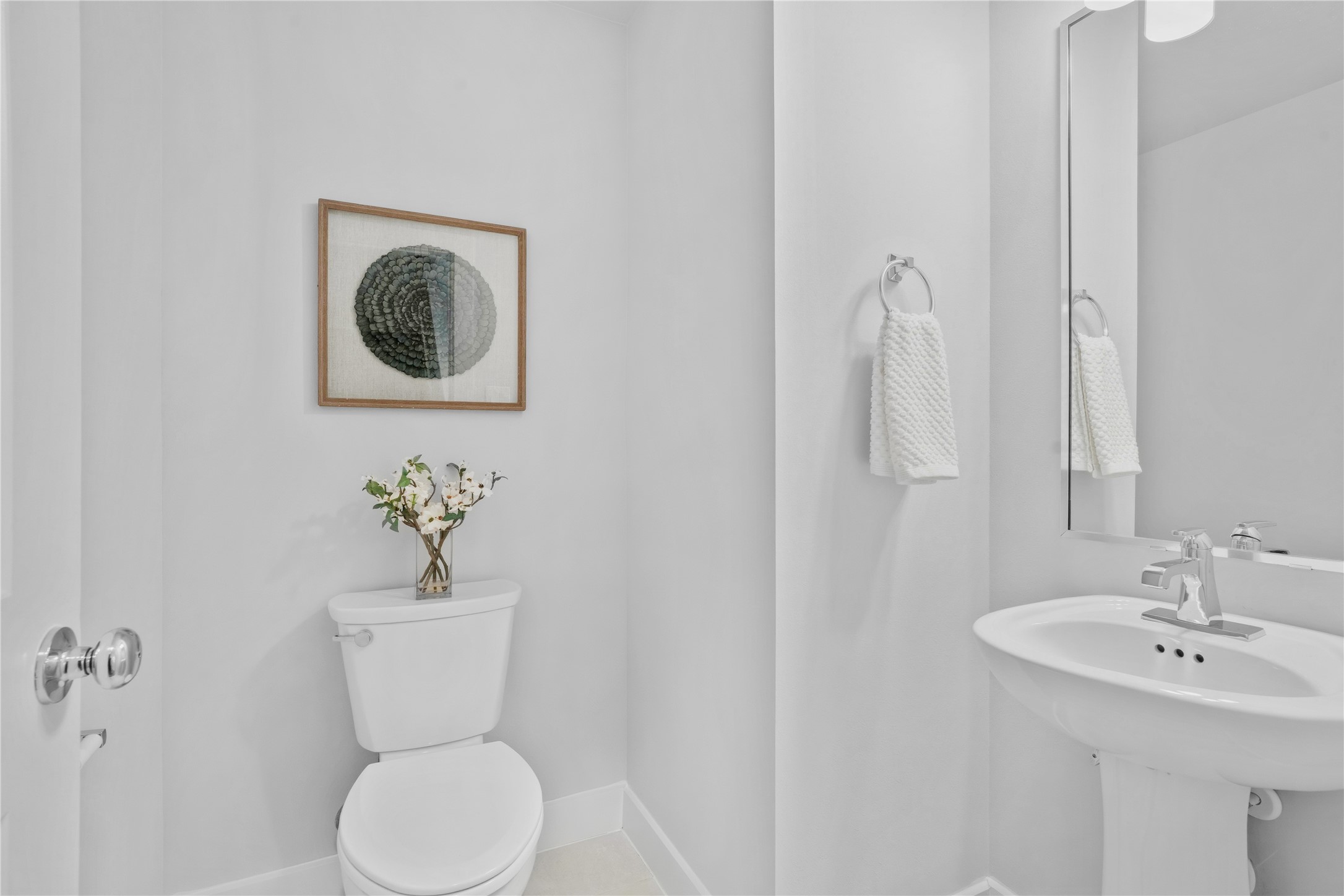 1284 North Post Oak Road, Unit B Houston, TX 77055 - Photo 18 of 37 Second floor guest bathroom.