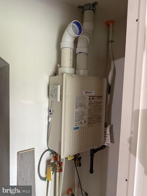 33 Peacock Circle Sewell, NJ 08080 - Photo 23 of 26 a bathroom with a sink and mirror