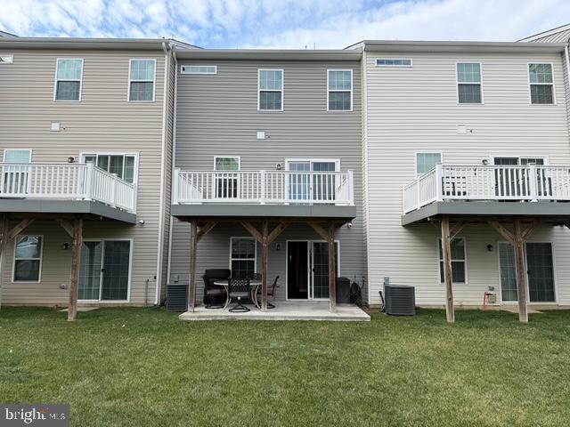33 Peacock Circle Sewell, NJ 08080 - Photo 25 of 26 a front view of a house with a garden