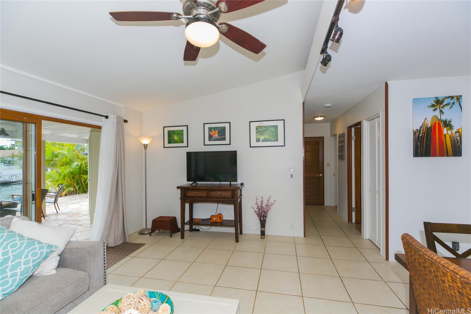 6266 Keōkea Place Honolulu, HI 96825 - Photo 9 of 25 a view of a livingroom with workspace and a window