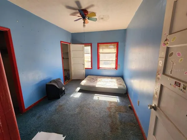 a view of entryway with workspace