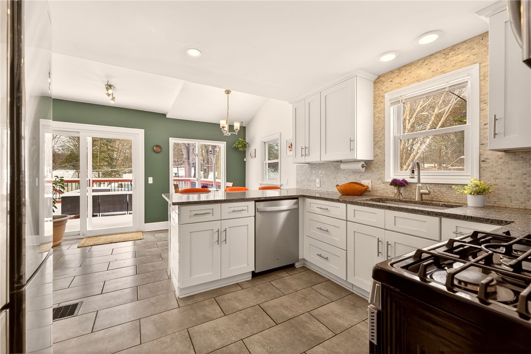 85 Dale Road Brighton, NY 14625 - Photo 3 of 48