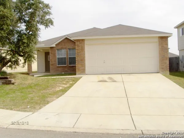 a view of a house with backyard